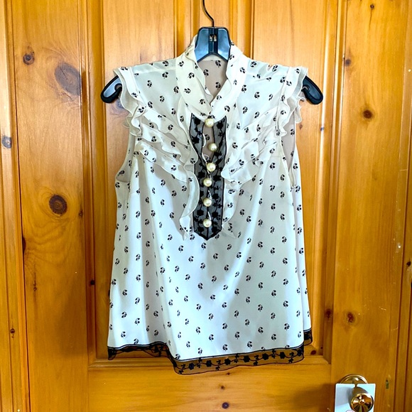 Silk top. Add some elastic to prevent buttons to open by a professional tailor! - Picture 2 of 6